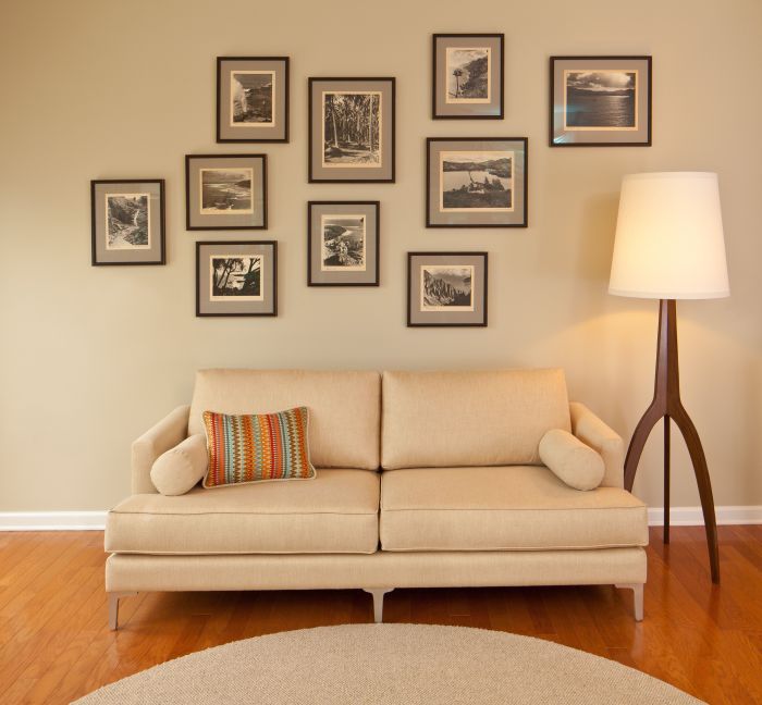 How to decorate a living room wall hangings